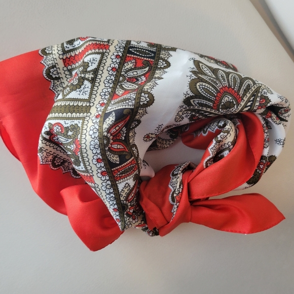 Vintage Italian Scarf & Leaf Scarf Clip ~ 1970s-1980s? ~ Pretty Paisley Pattern - Picture 15 of 16